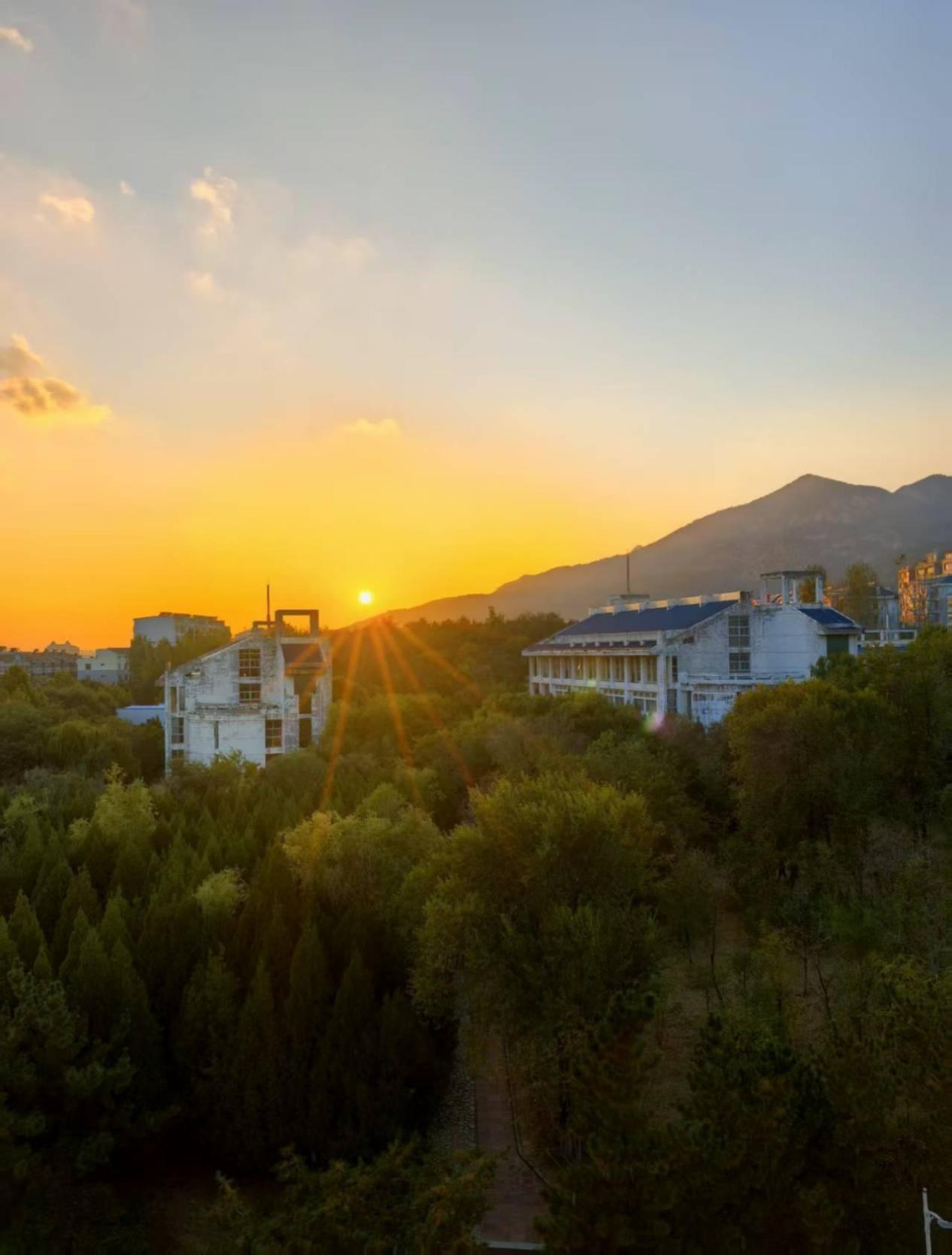《夕照山林间,校园暮色浓》 《夕照山林间,校园暮色浓》