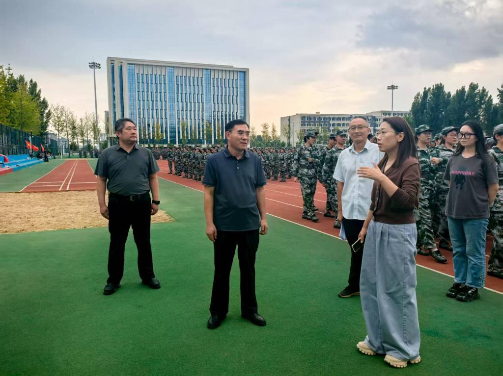 学校领导到现场看望军训师生