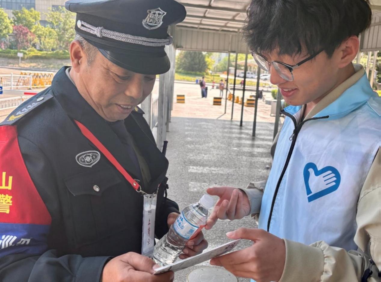 《骄阳下的敬意》 《骄阳下的敬意》
